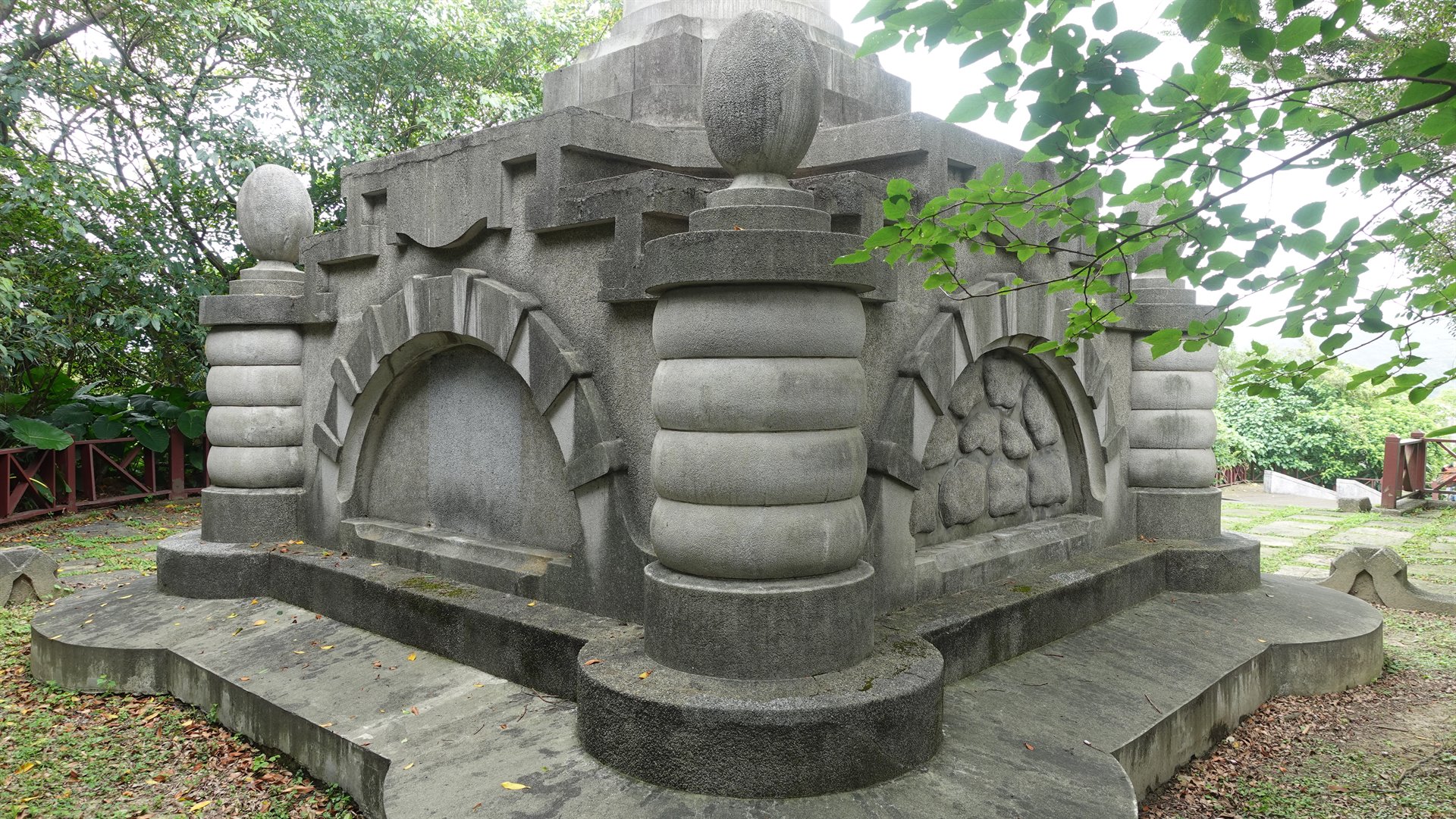 建港紀念碑（基隆築港殉職者紀念碑）