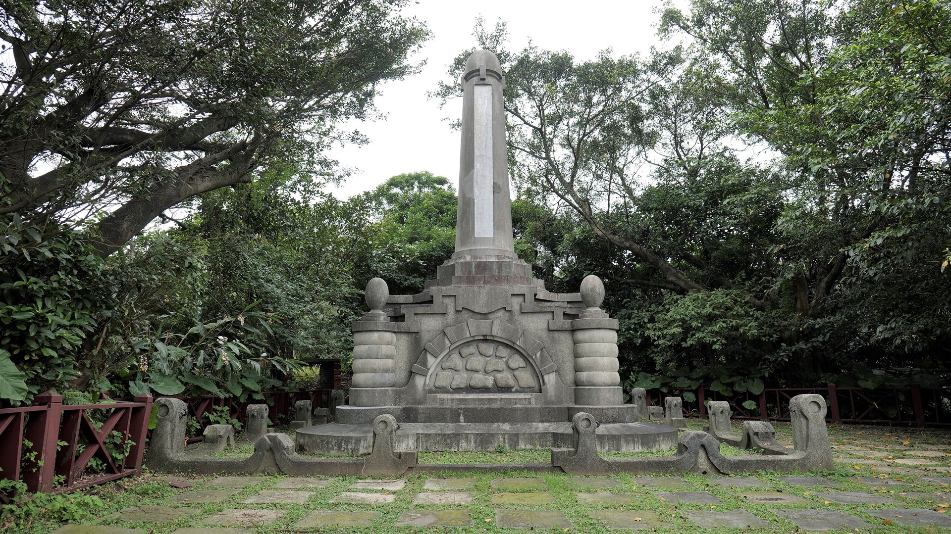 建港紀念碑（基隆築港殉職者紀念碑）